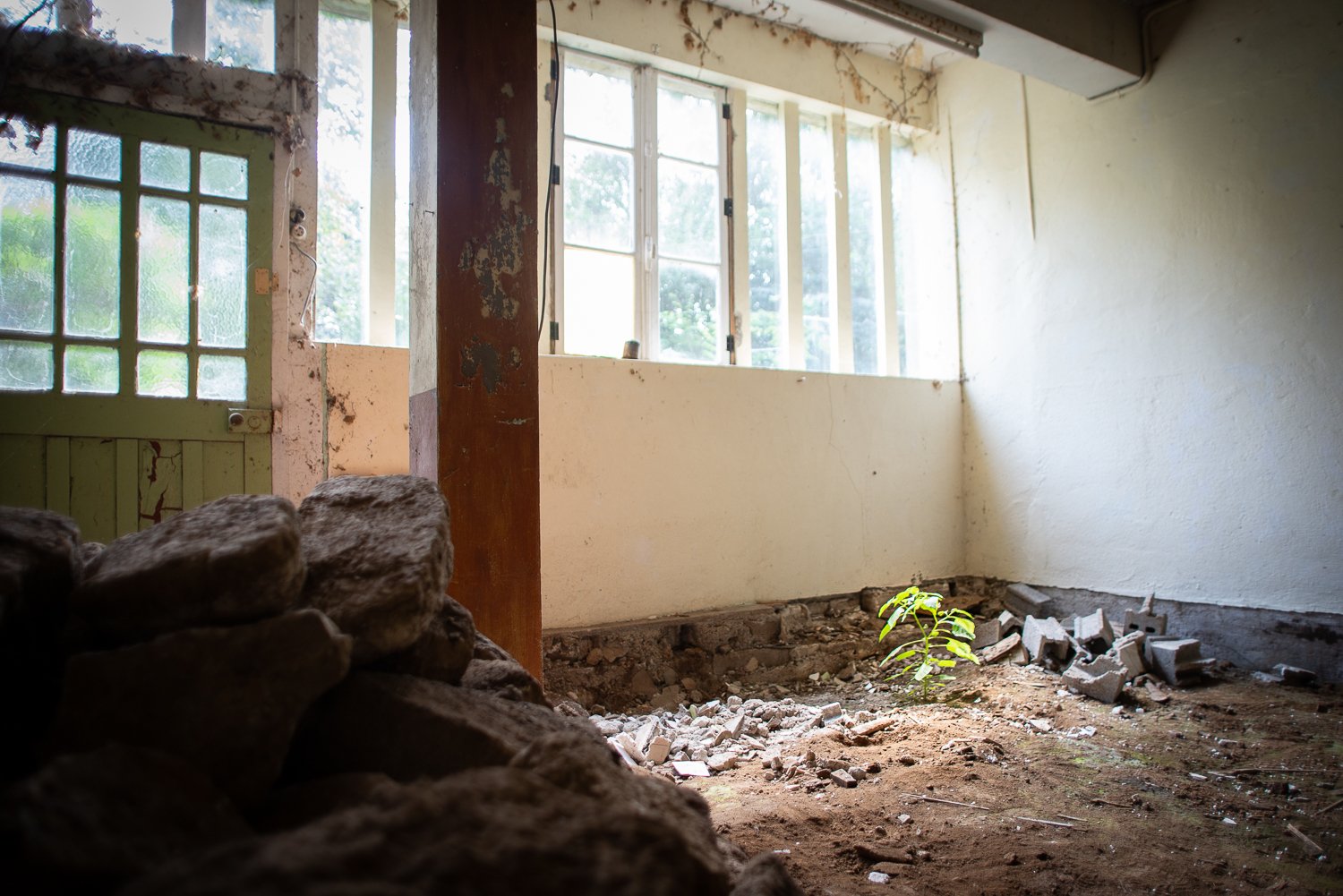 Ancien bâtiment années 50 style Bauhaus dans son jus pour tournages et shootings en Bretagne – photo 8