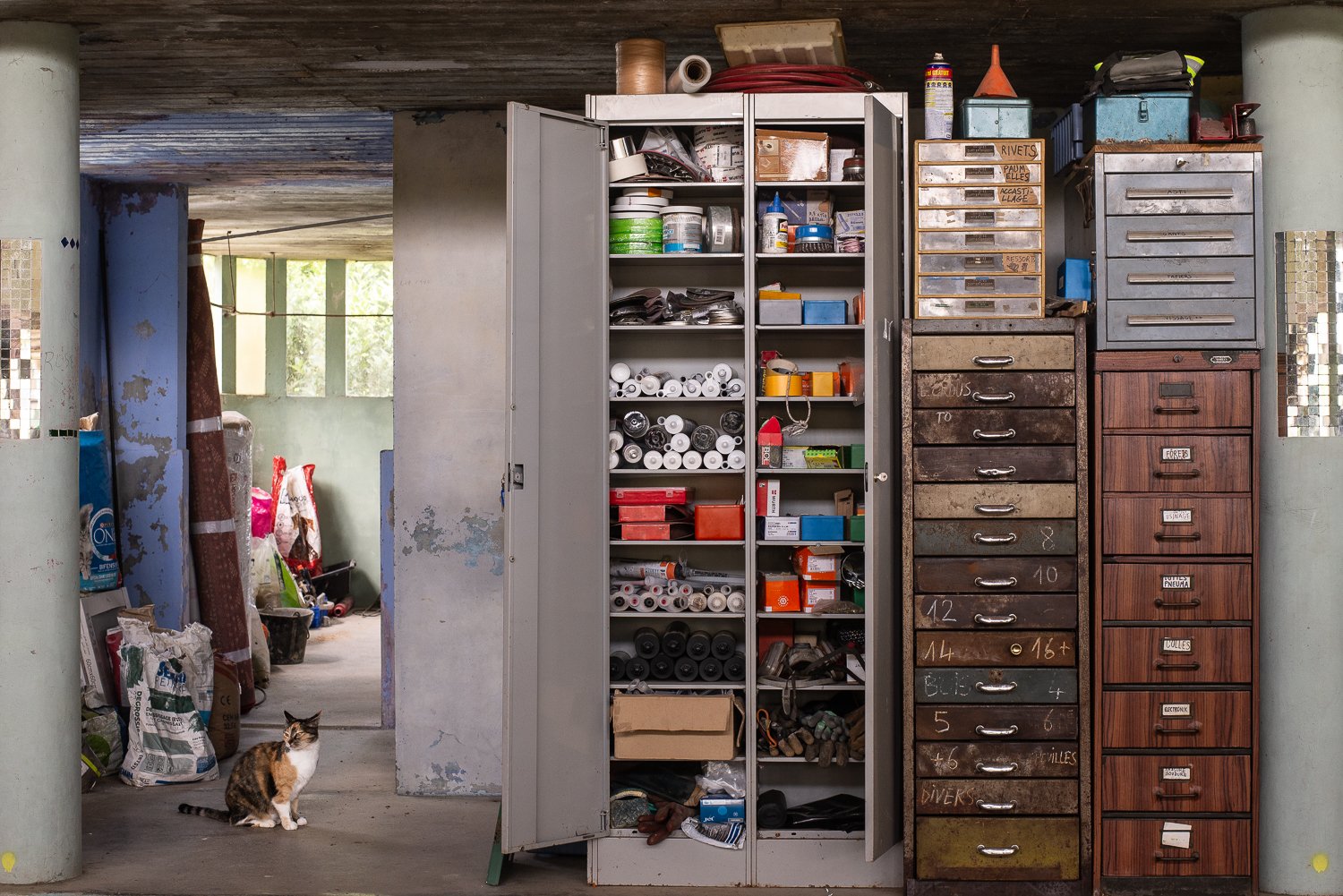 Ancien bâtiment années 50 style Bauhaus dans son jus pour tournages et shootings en Bretagne – photo 10