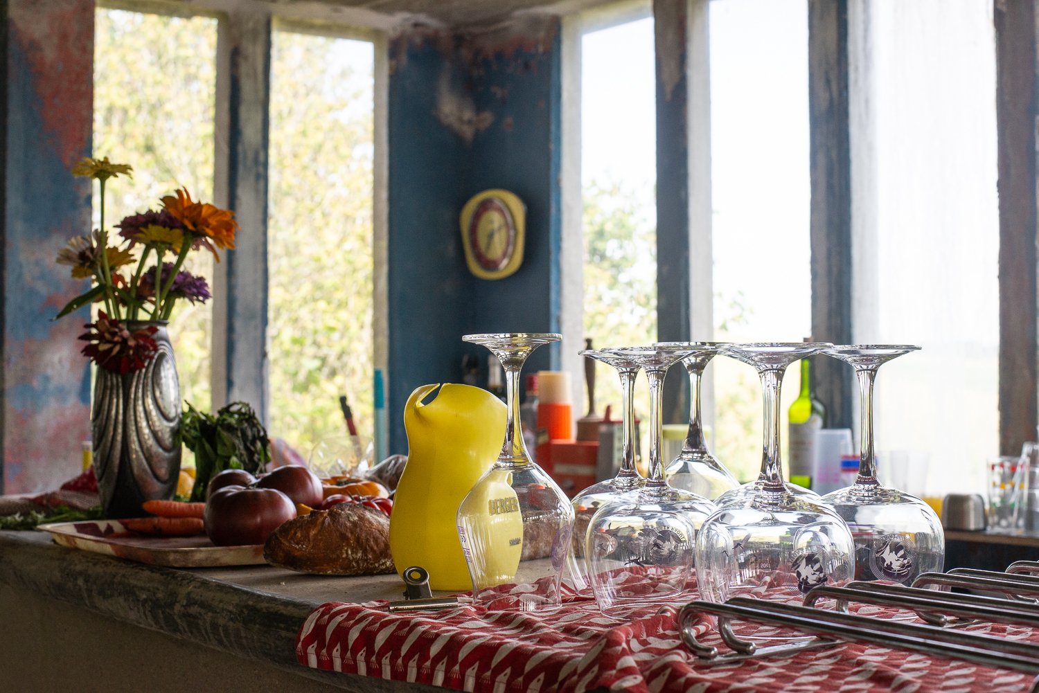 Ancien bâtiment années 50 style Bauhaus dans son jus pour tournages et shootings en Bretagne – photo 11