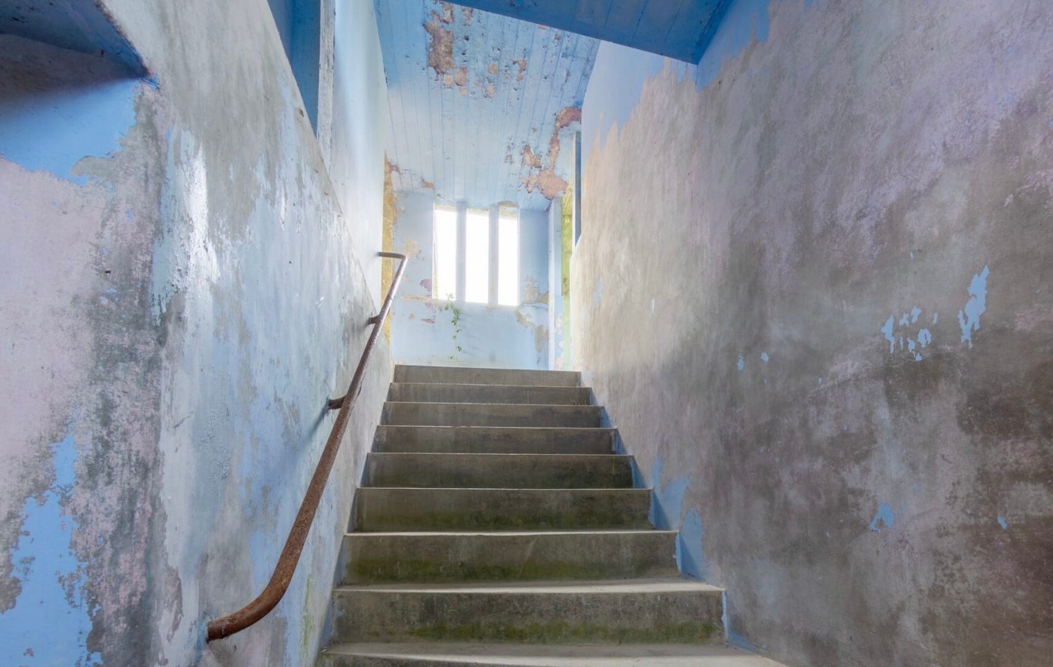 Ancien bâtiment années 50 style Bauhaus dans son jus pour tournages et shootings en Bretagne – photo 14