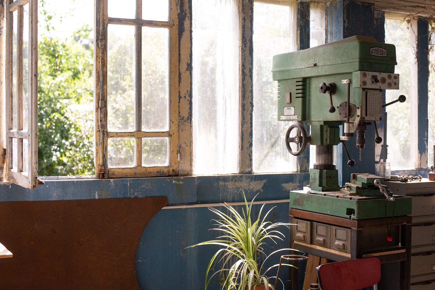 Ancien bâtiment années 50 style Bauhaus dans son jus pour tournages et shootings en Bretagne – photo 15