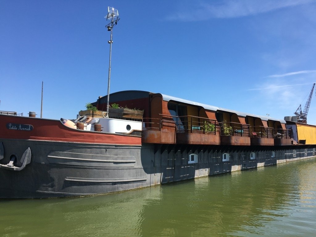 Péniche à quai, mobilier élégant, 300 m2 à Bordeaux – photo 1
