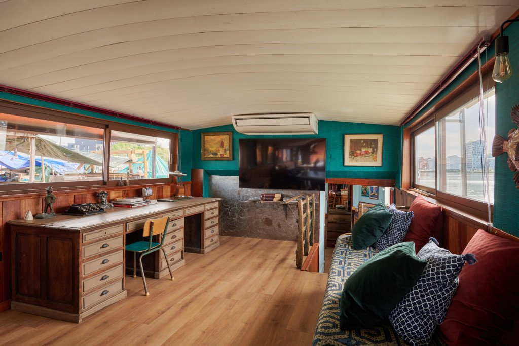 Péniche à quai, mobilier élégant, 300 m2 à Bordeaux – photo 2