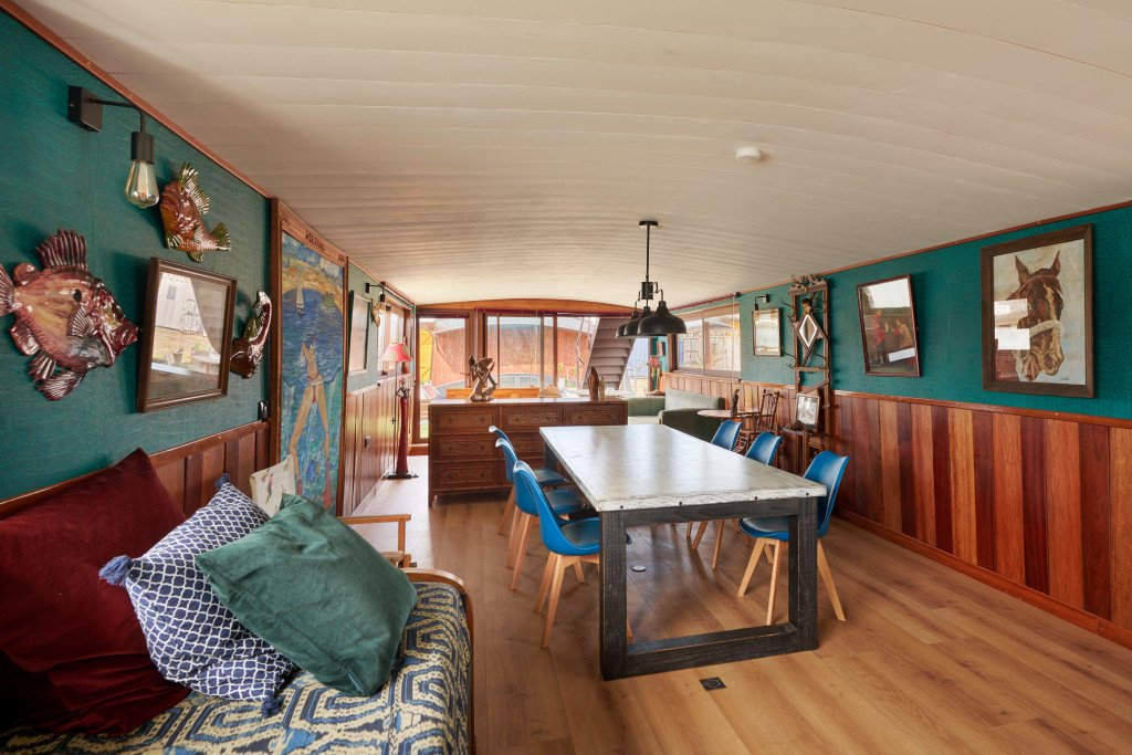 Péniche à quai, mobilier élégant, 300 m2 à Bordeaux – photo 3