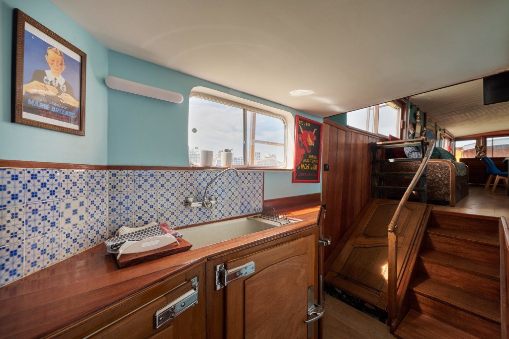 Péniche à quai, mobilier élégant, 300 m2 à Bordeaux – photo 4