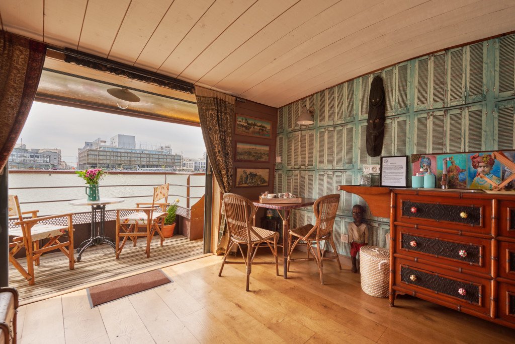 Péniche à quai, mobilier élégant, 300 m2 à Bordeaux – photo 5