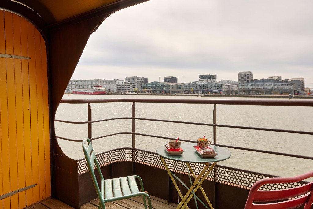 Péniche à quai, mobilier élégant, 300 m2 à Bordeaux – photo 7