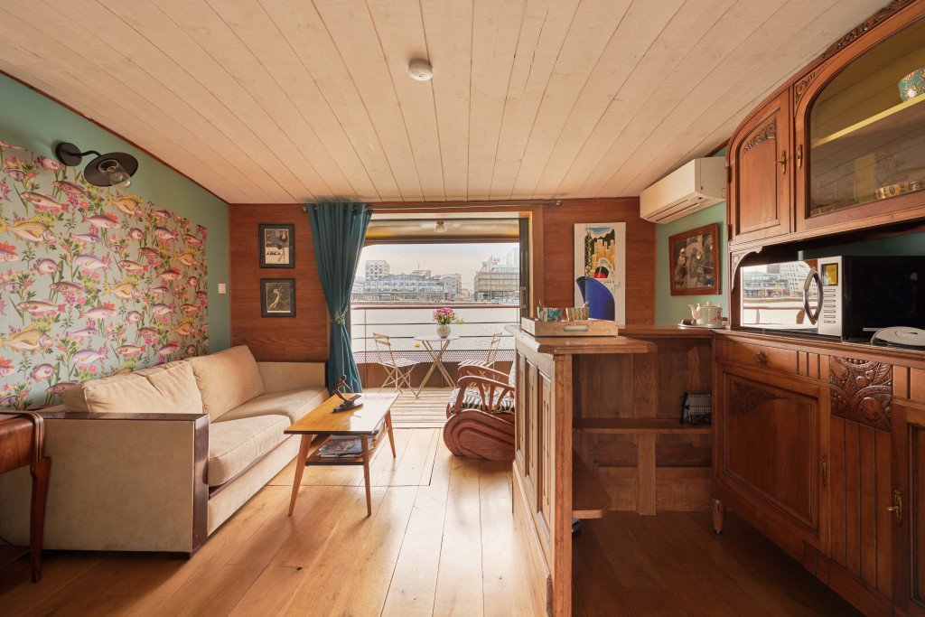 Péniche à quai, mobilier élégant, 300 m2 à Bordeaux – photo 10