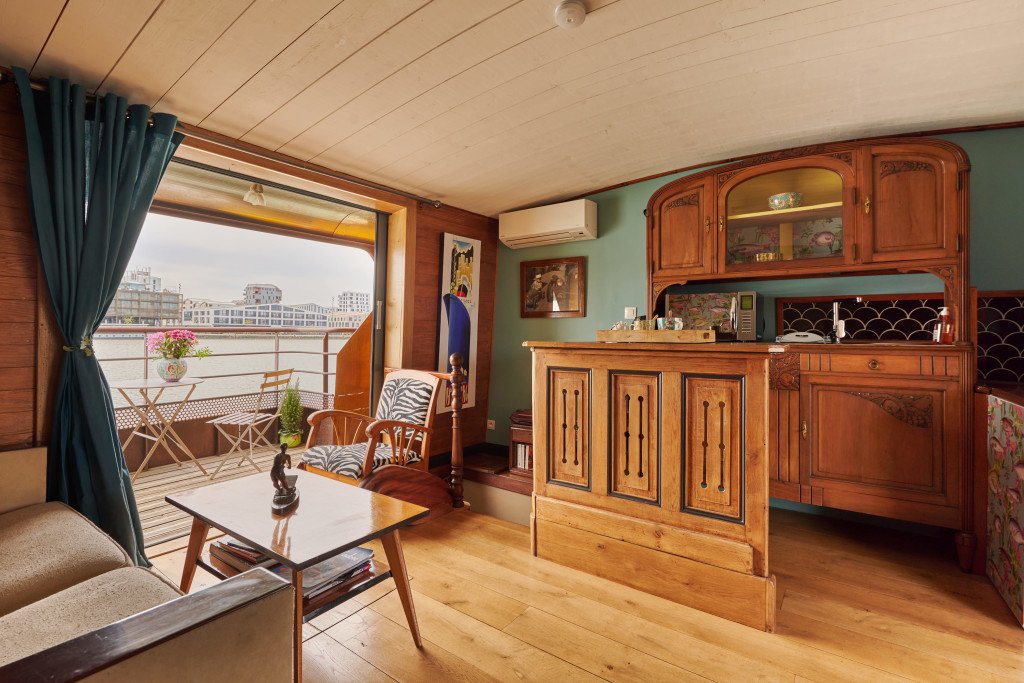 Péniche à quai, mobilier élégant, 300 m2 à Bordeaux – photo 11