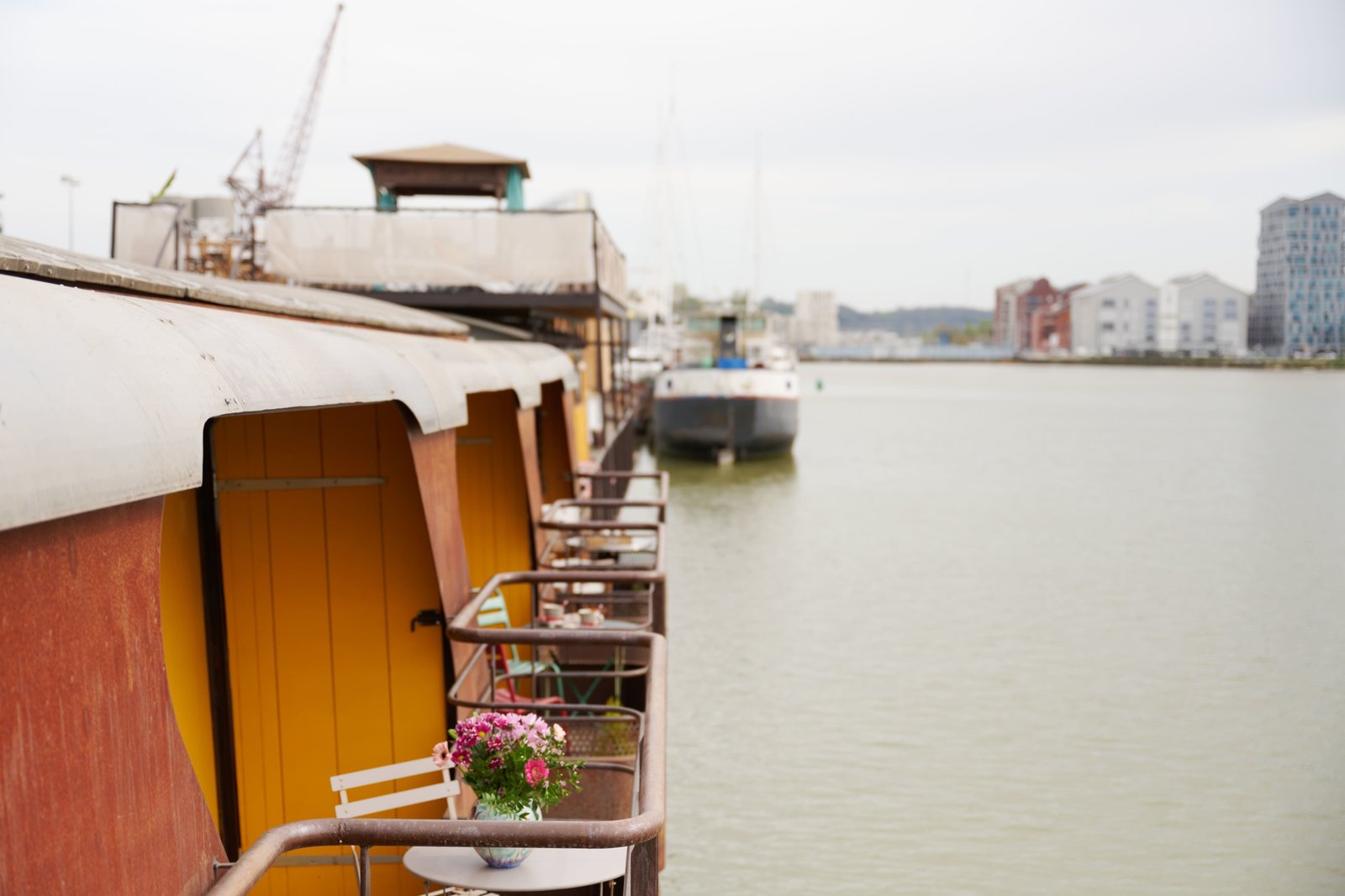 Péniche à quai, mobilier élégant, 300 m2 à Bordeaux – photo 12