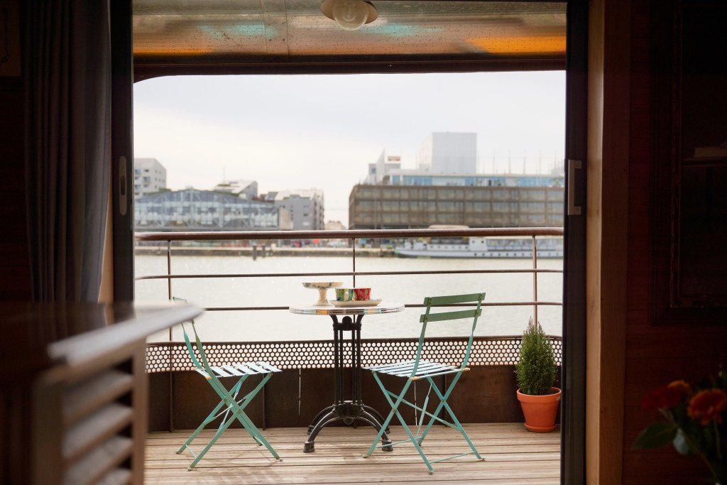Péniche à quai, mobilier élégant, 300 m2 à Bordeaux – photo 13