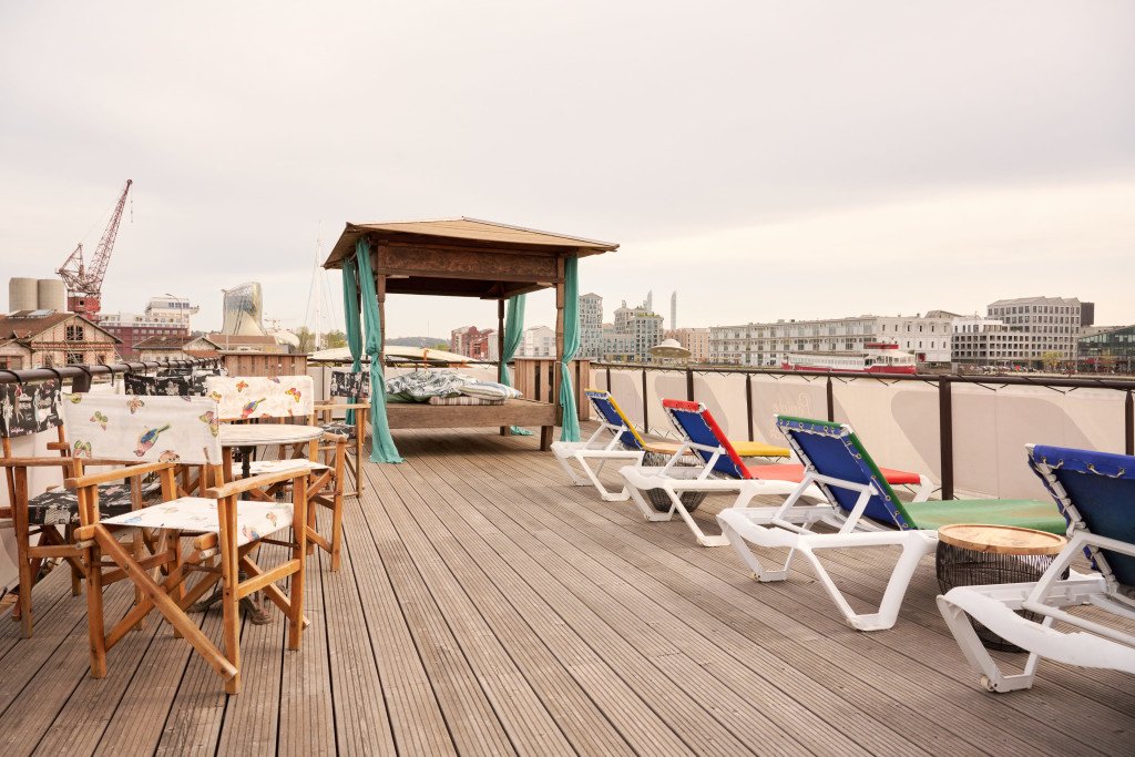 Péniche à quai, mobilier élégant, 300 m2 à Bordeaux – photo 15