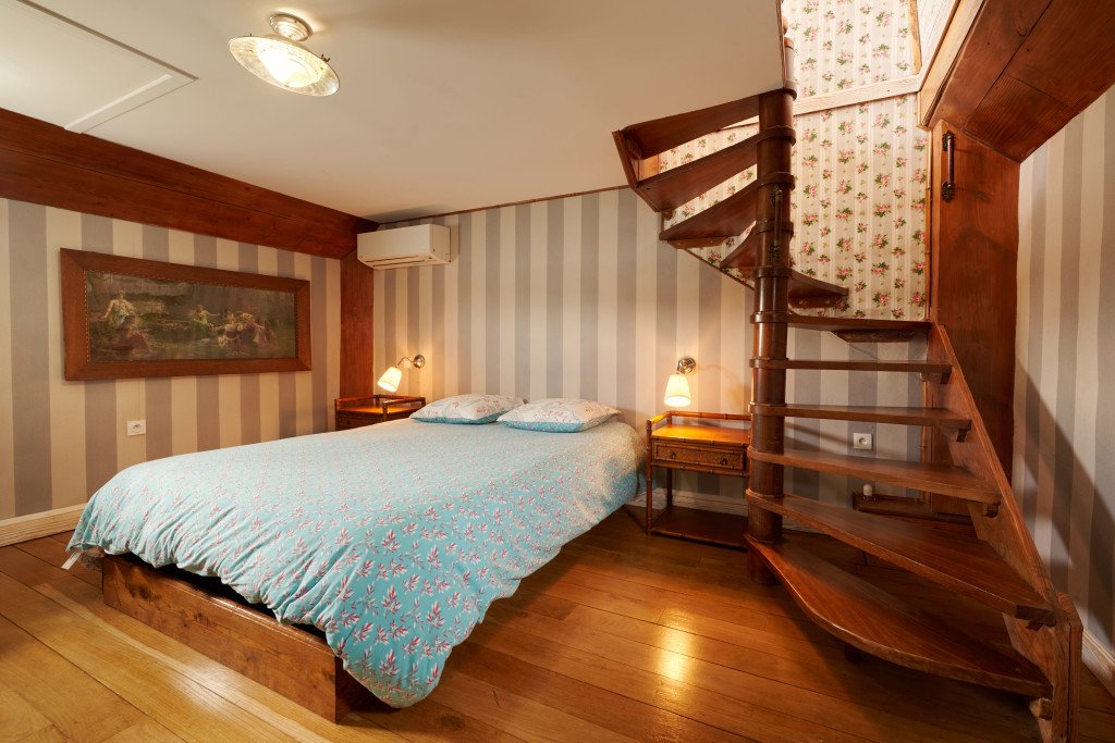 Péniche à quai, mobilier élégant, 300 m2 à Bordeaux – photo 16