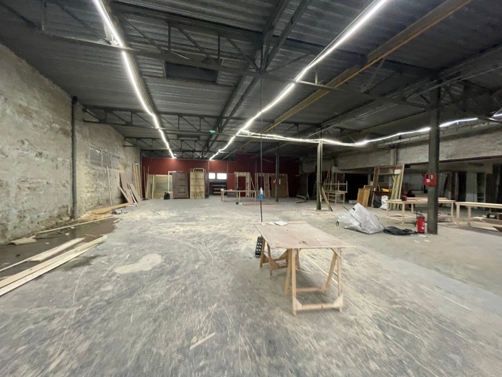 Usine vide et bureaux de 1600 m2 à louer pour vos tournages en région parisienne avec parking de 700 m2 – photo 1