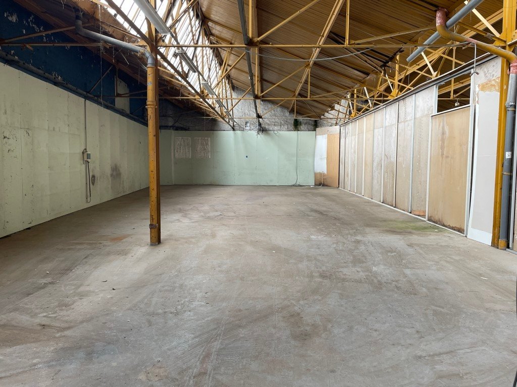 Usine vide et bureaux de 1600 m2 à louer pour vos tournages en région parisienne avec parking de 700 m2 – photo 2