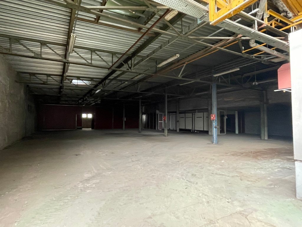 Usine vide et bureaux de 1600 m2 à louer pour vos tournages en région parisienne avec parking de 700 m2 – photo 3