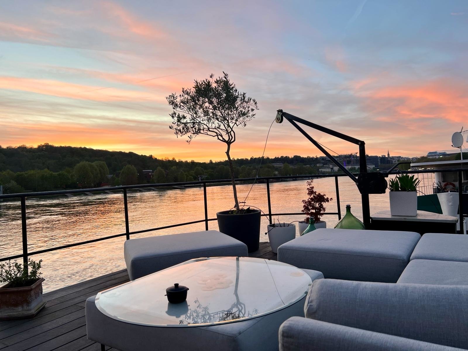 Péniche proche paris baignée de lumière – photo 1