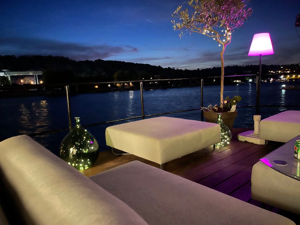 Péniche proche paris baignée de lumière – photo 2