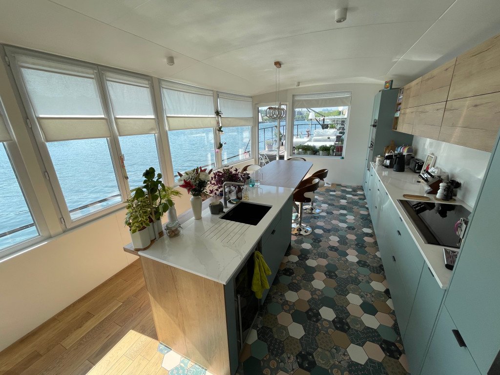 Péniche proche paris baignée de lumière – photo 5