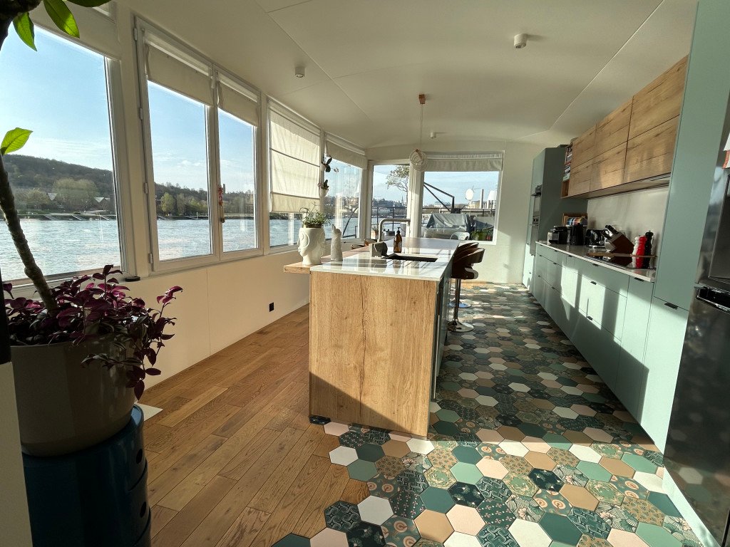 Péniche proche paris baignée de lumière – photo 9