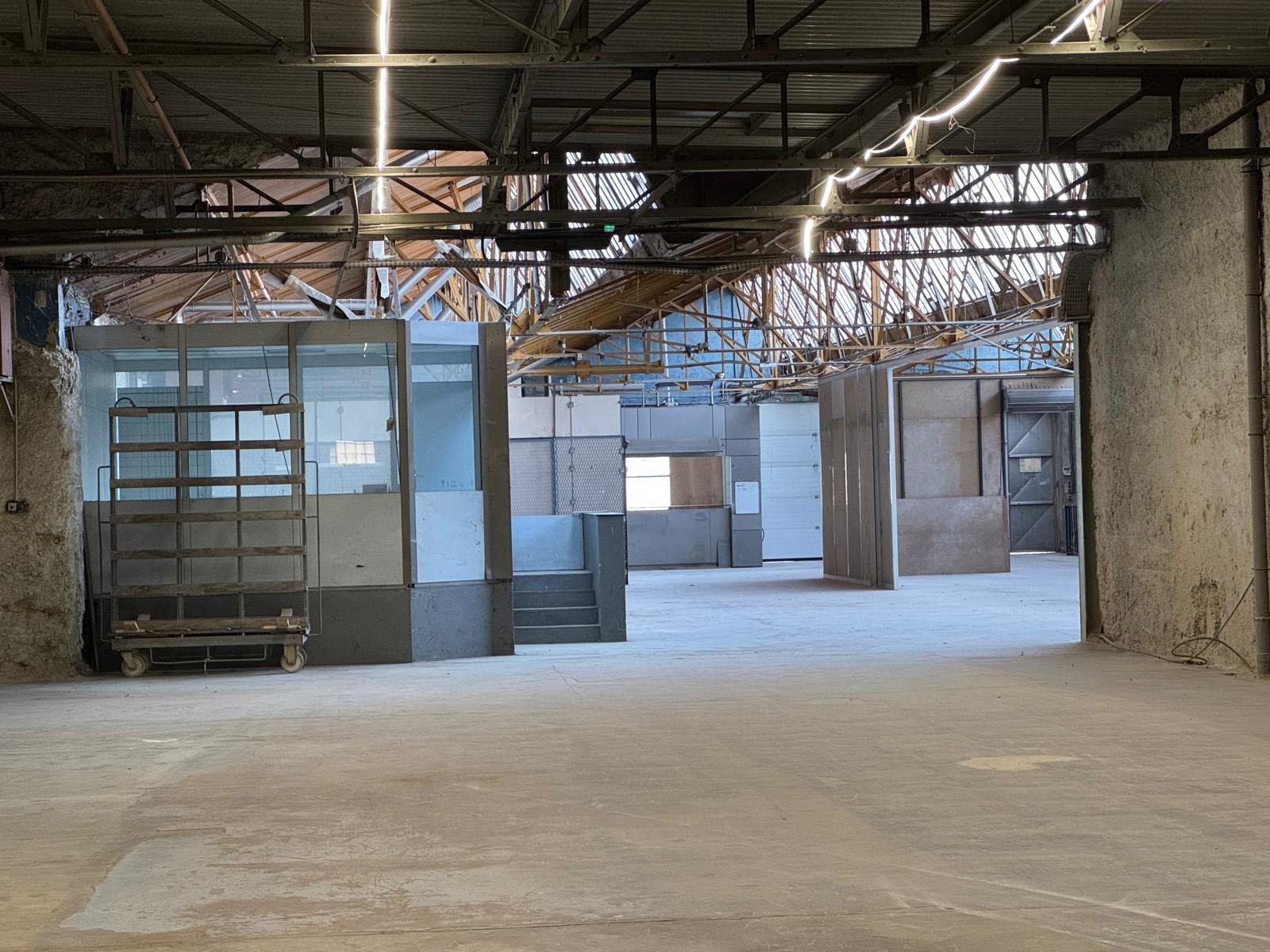Usine vide et bureaux de 1600 m2 à louer pour vos tournages en région parisienne avec parking de 700 m2 – photo 5