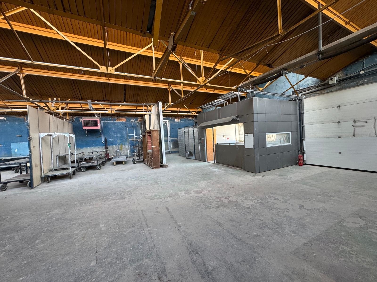 Usine vide et bureaux de 1600 m2 à louer pour vos tournages en région parisienne avec parking de 700 m2 – photo 6