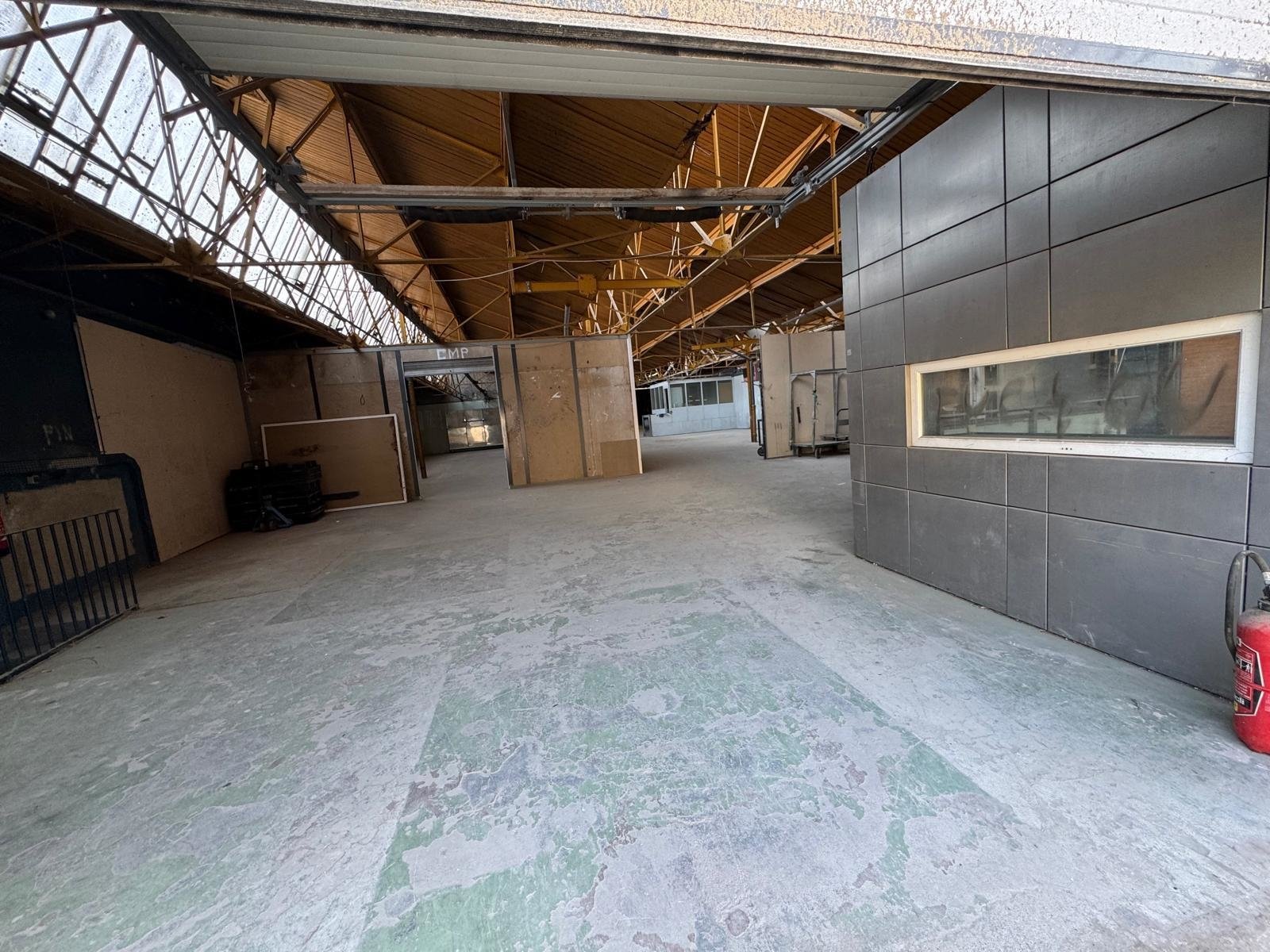 Usine vide et bureaux de 1600 m2 à louer pour vos tournages en région parisienne avec parking de 700 m2 – photo 7