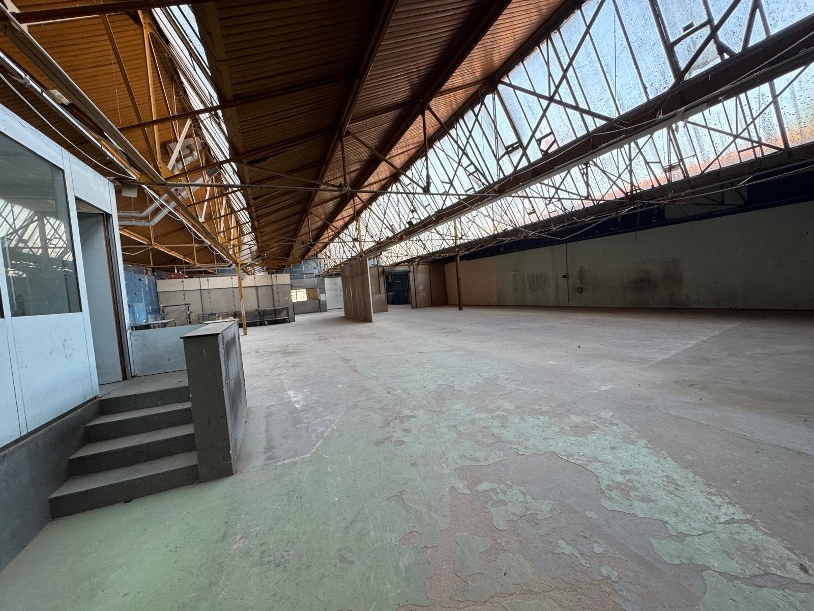 Usine vide et bureaux de 1600 m2 à louer pour vos tournages en région parisienne avec parking de 700 m2 – photo 9