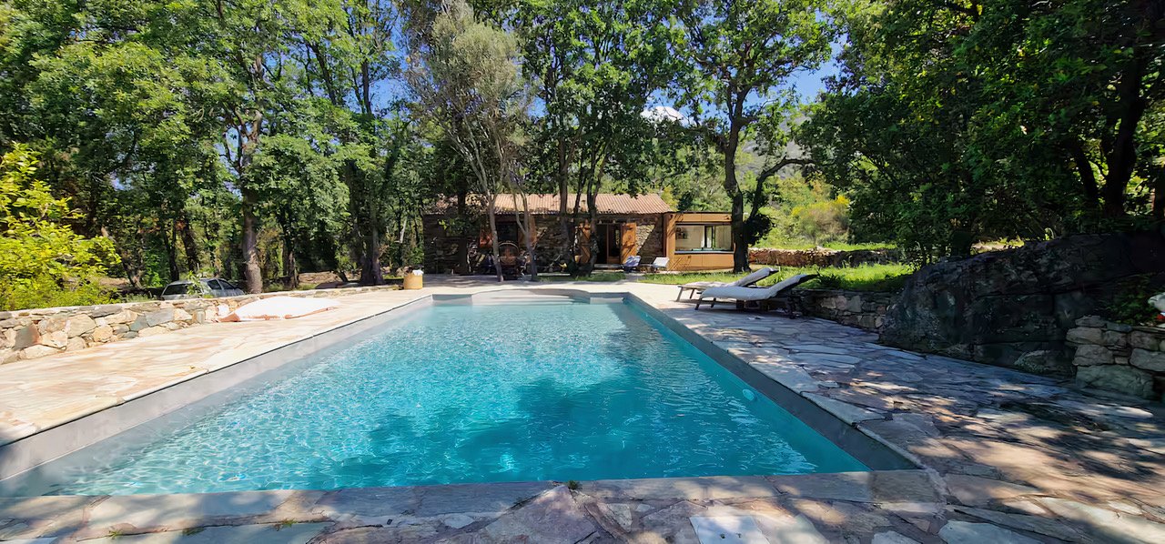 Bergerie corse rénovée avec piscine et terrain sauvage – photo 1