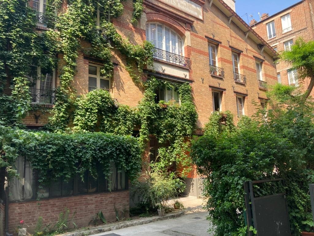 Appartement original et atypique sur cour à Paris – photo 1
