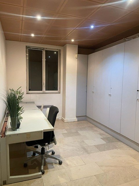 Usine vide et bureaux de 1600 m2 à louer pour vos tournages en région parisienne avec parking de 700 m2 – photo 14