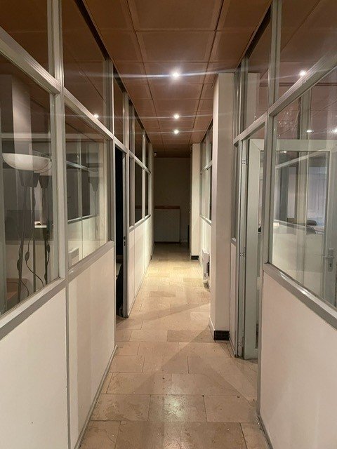 Usine vide et bureaux de 1600 m2 à louer pour vos tournages en région parisienne avec parking de 700 m2 – photo 15