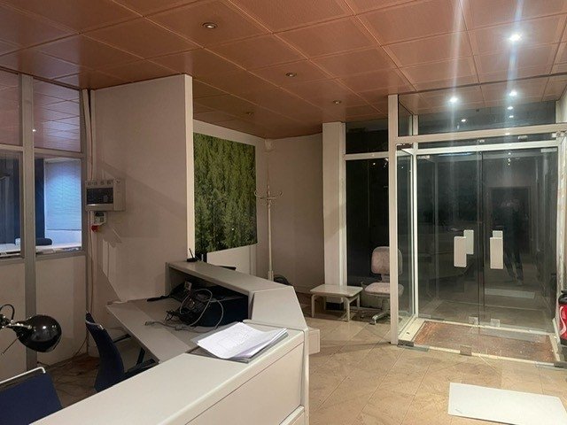 Usine vide et bureaux de 1600 m2 à louer pour vos tournages en région parisienne avec parking de 700 m2 – photo 16