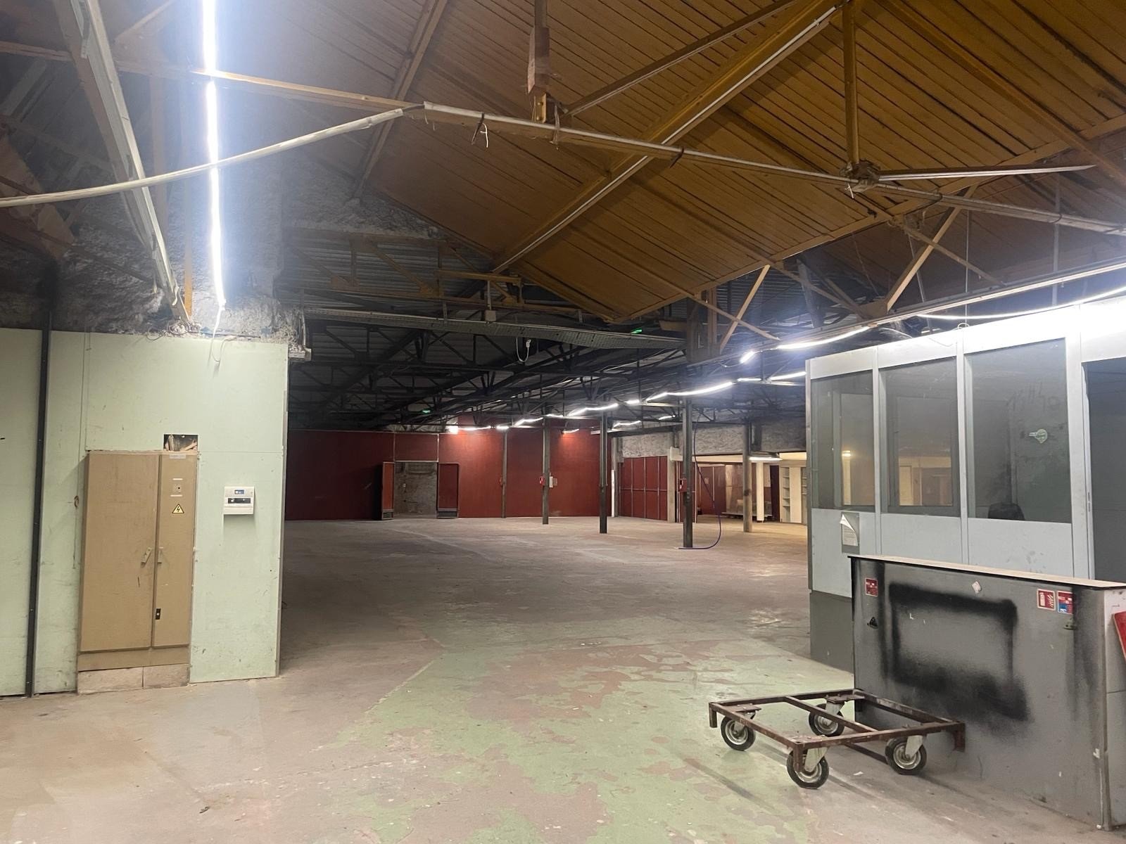 Usine vide et bureaux de 1600 m2 à louer pour vos tournages en région parisienne avec parking de 700 m2 – photo 21