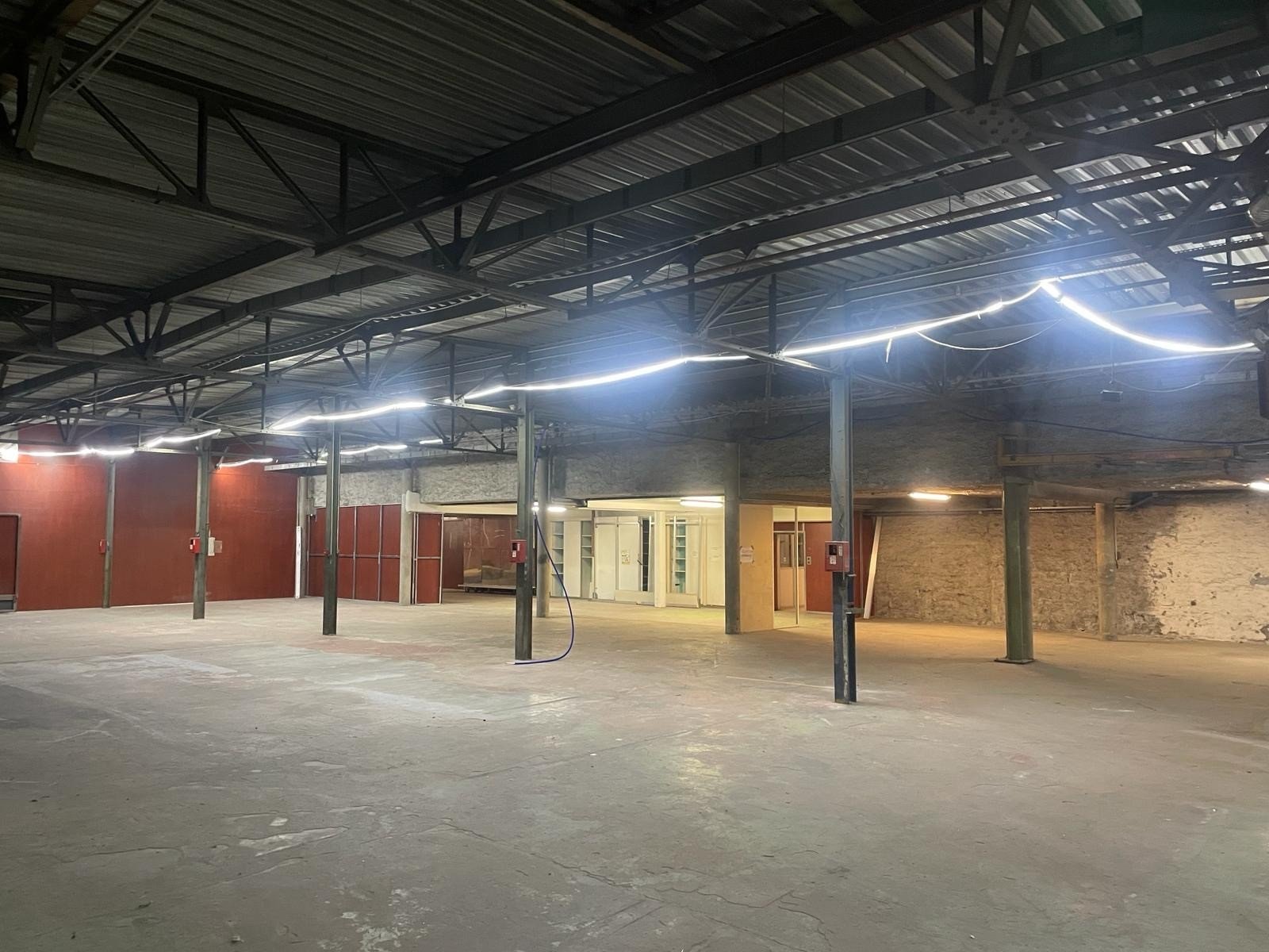 Usine vide et bureaux de 1600 m2 à louer pour vos tournages en région parisienne avec parking de 700 m2 – photo 22