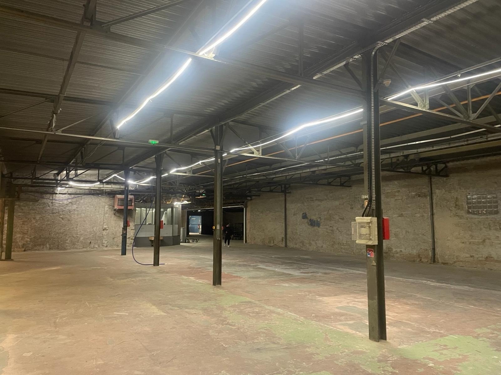 Usine vide et bureaux de 1600 m2 à louer pour vos tournages en région parisienne avec parking de 700 m2 – photo 23