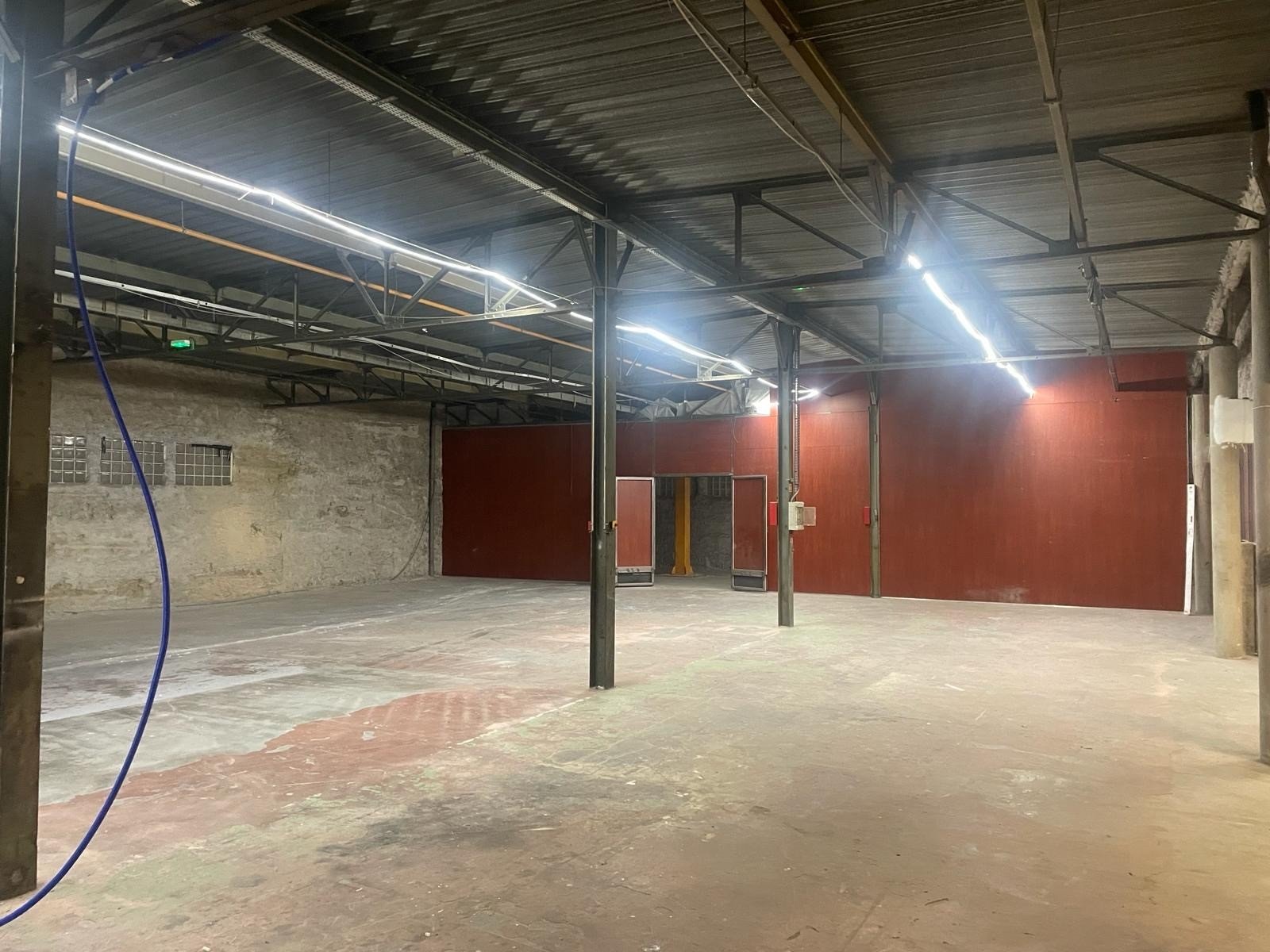 Usine vide et bureaux de 1600 m2 à louer pour vos tournages en région parisienne avec parking de 700 m2 – photo 24