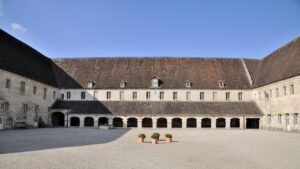 Abbaye du XIVe siècle - photo 605c90c4c5176015175378.JPG